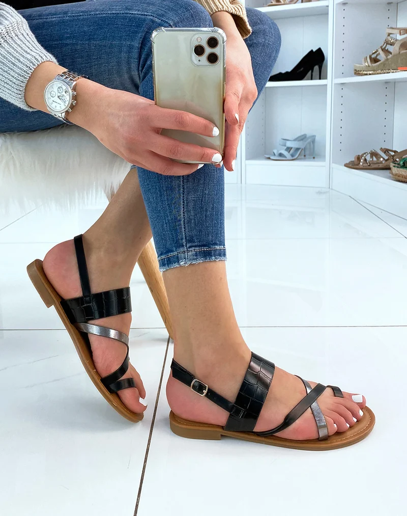 Nu-pieds noirs à brides entrecroisées