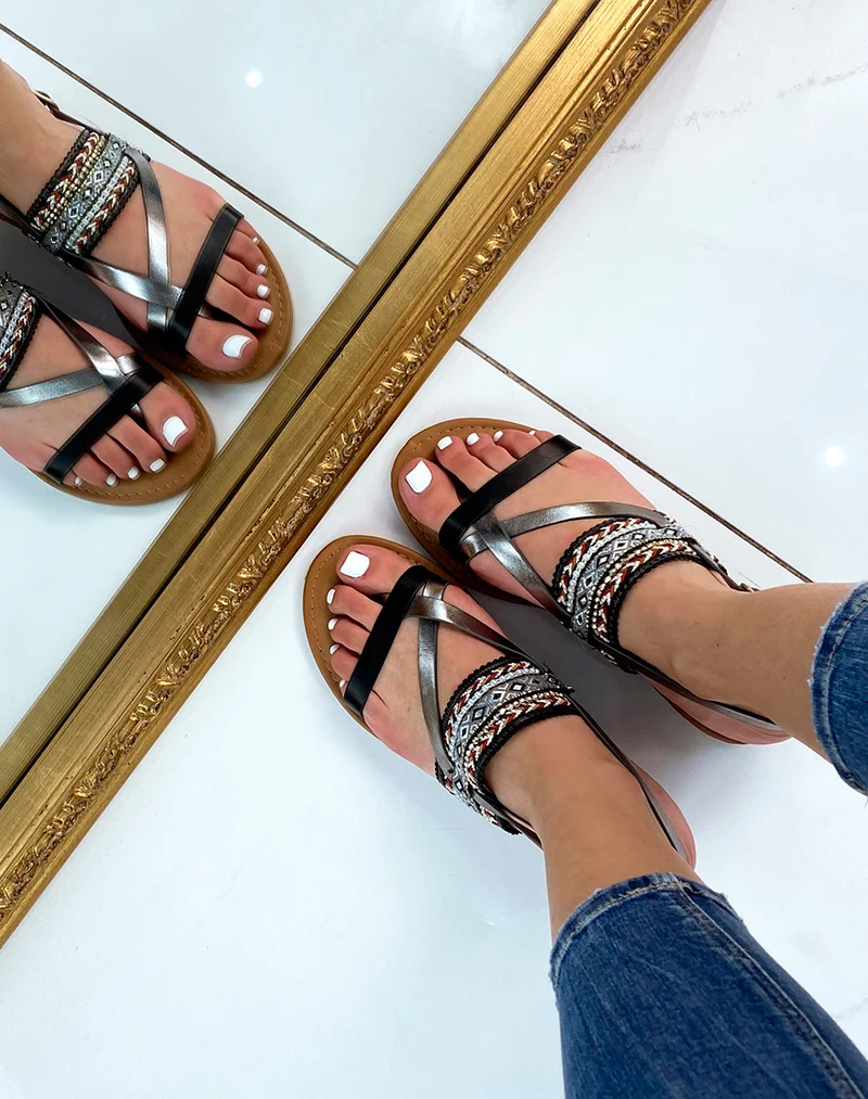 Nu-pieds noirs à détails tressés