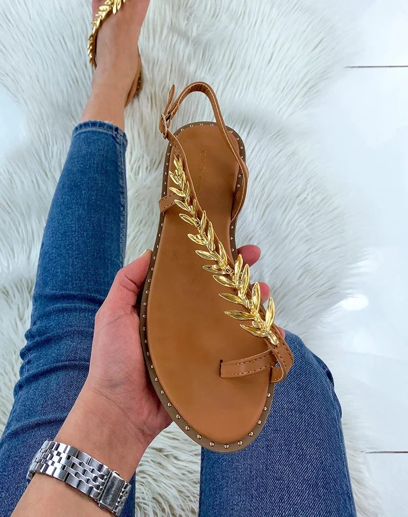 Nu-pieds camel ornés d’un bijou doré en forme de laurier