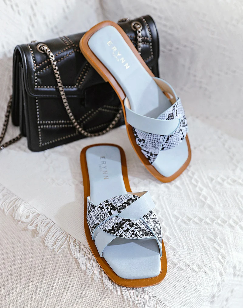 Mules bleues à brides entrecroisées