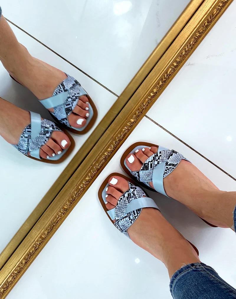 Mules bleues à brides entrecroisées