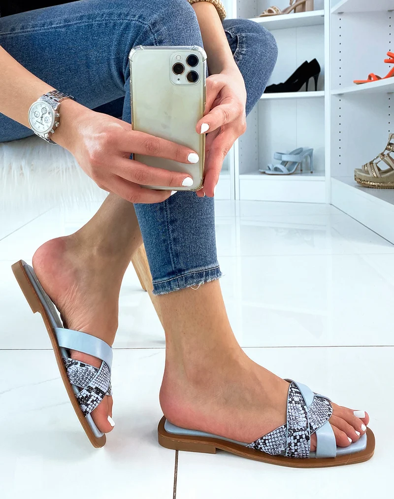 Mules bleues à brides entrecroisées