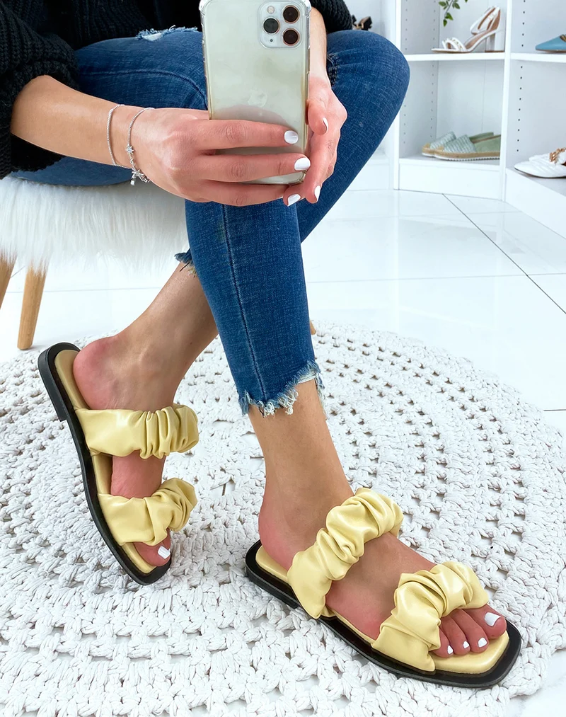 Sandales plates en simili cuir jaune