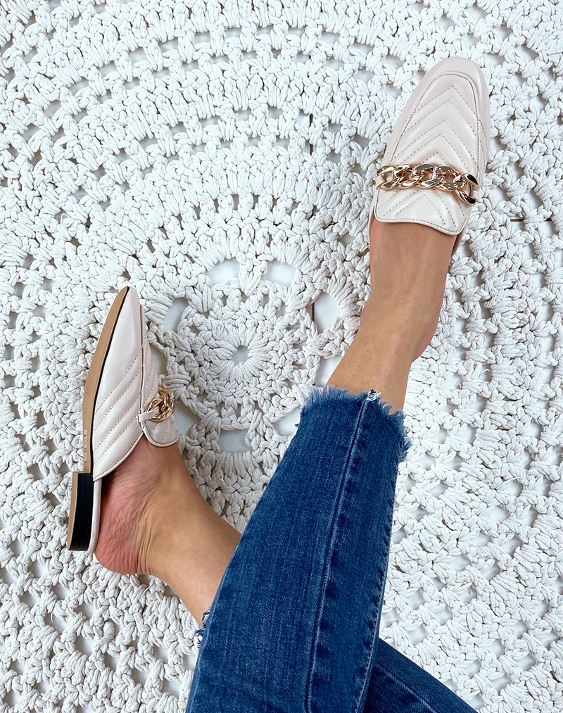 Mule en simili cuir beige à grosse chaîne