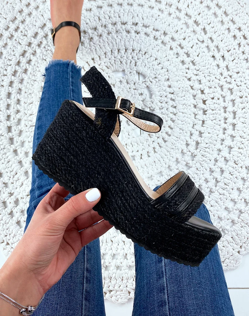 Sandales compensées noires à brides larges tressées