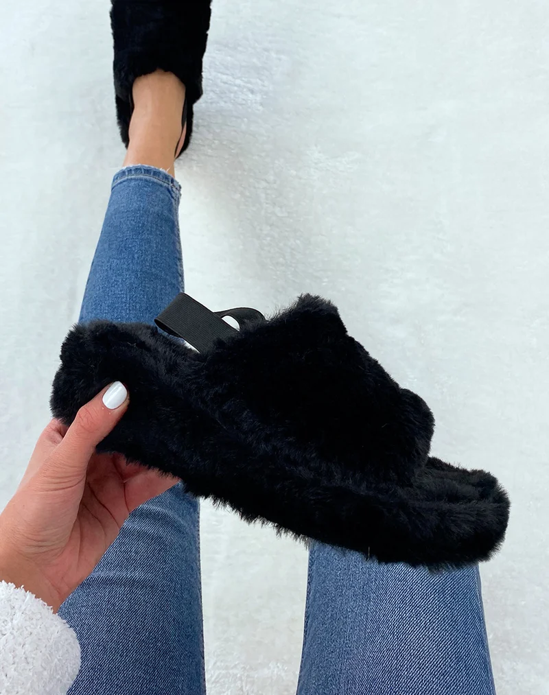 Pantoufles noires en fausse fourrure