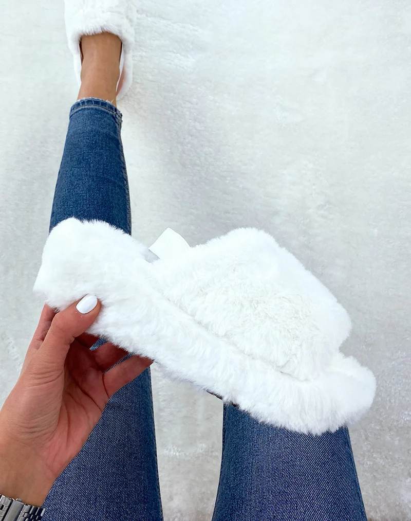Pantoufles blanches en fausse fourrure