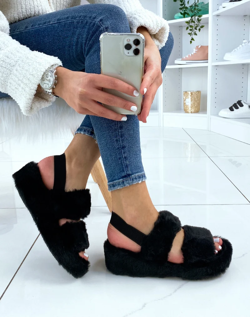 Pantoufles noires en fausse fourrure à double lanière