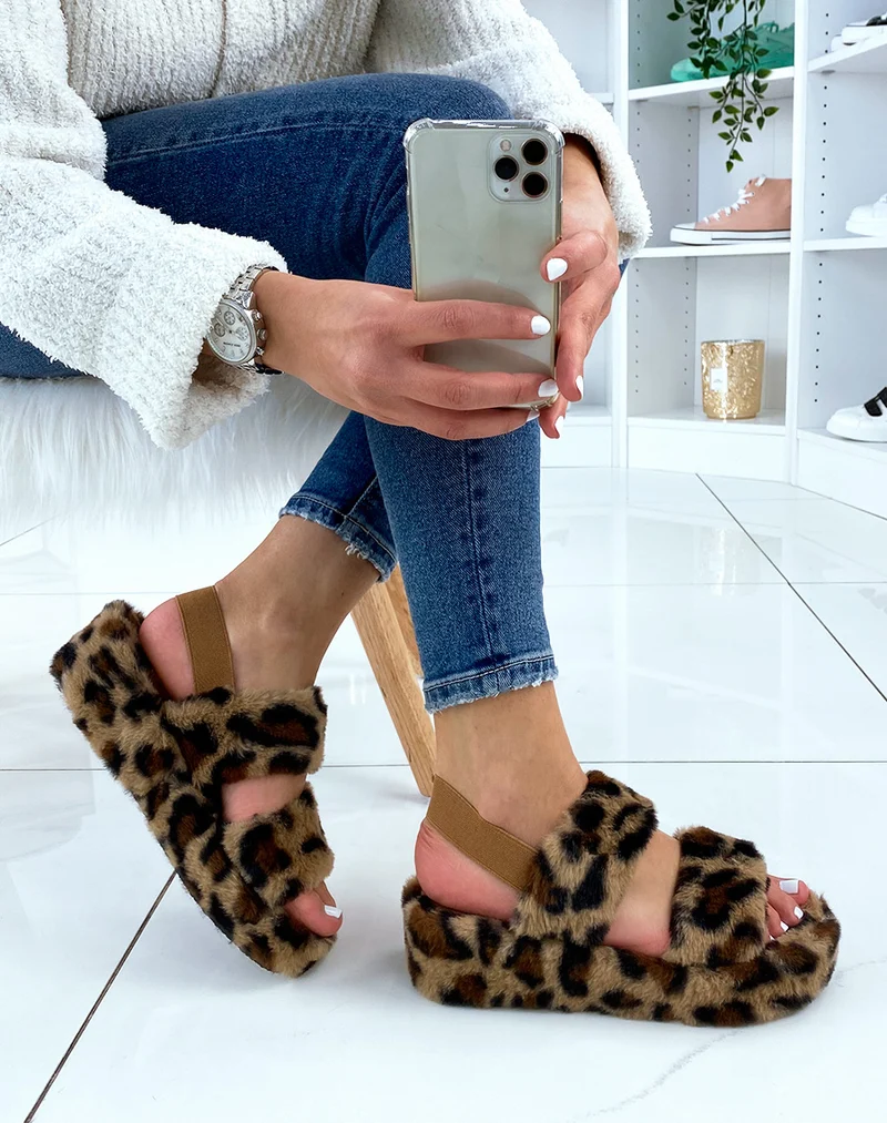 Pantoufles leopard en fausse fourrure à double lanière