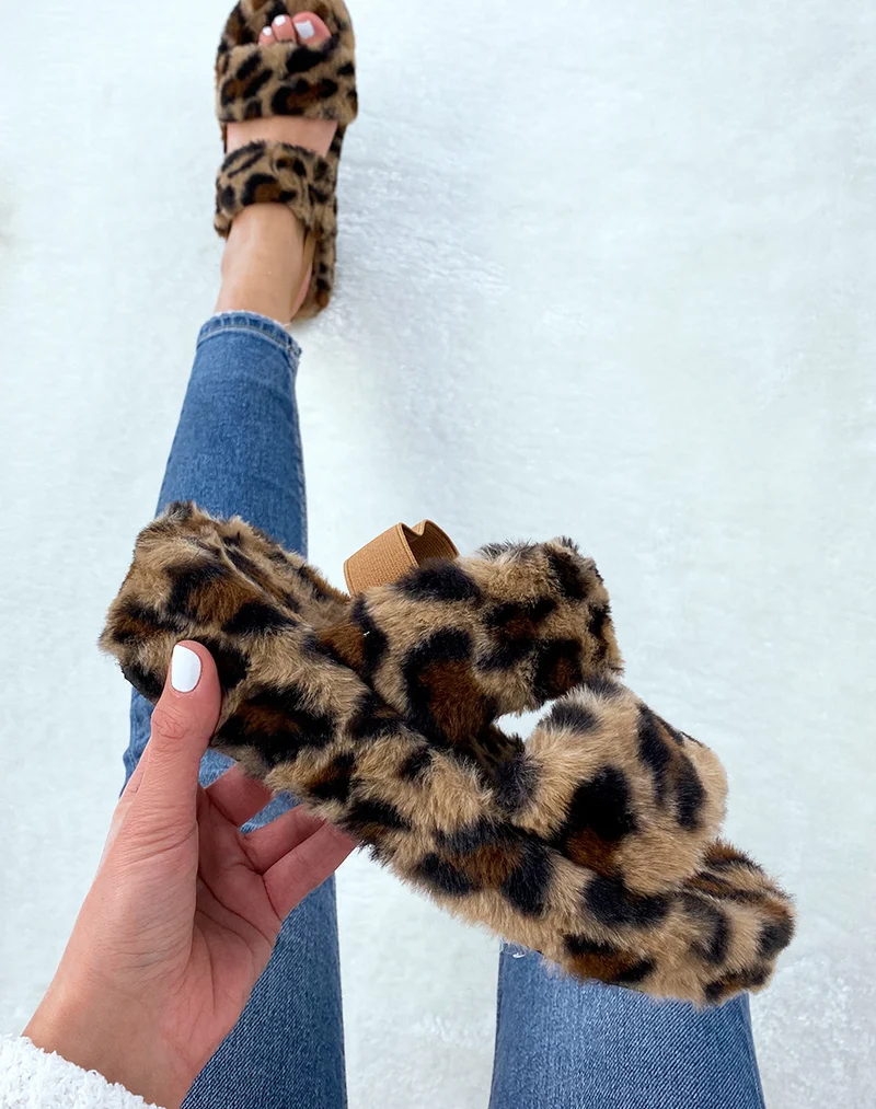 Pantoufles leopard en fausse fourrure à double lanière