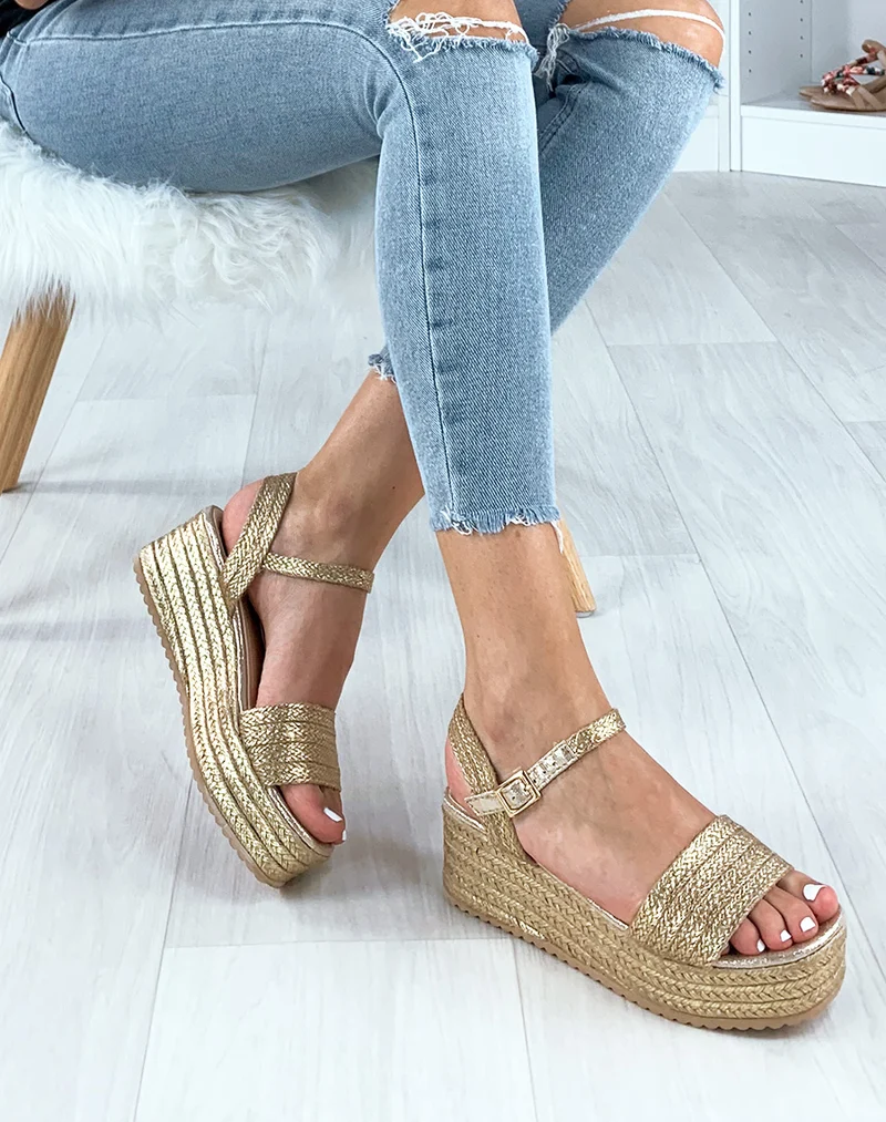 Sandales compensées dorées à brides larges tressées