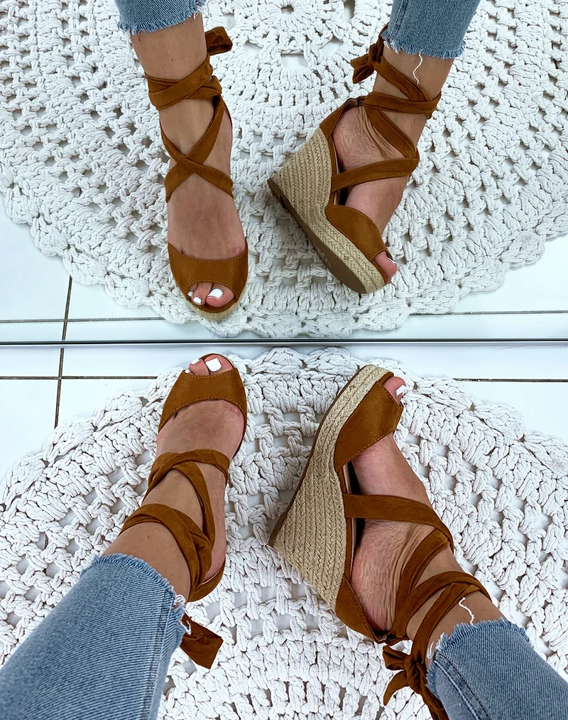 Compensées en suédine camel à lacets entrecroisés