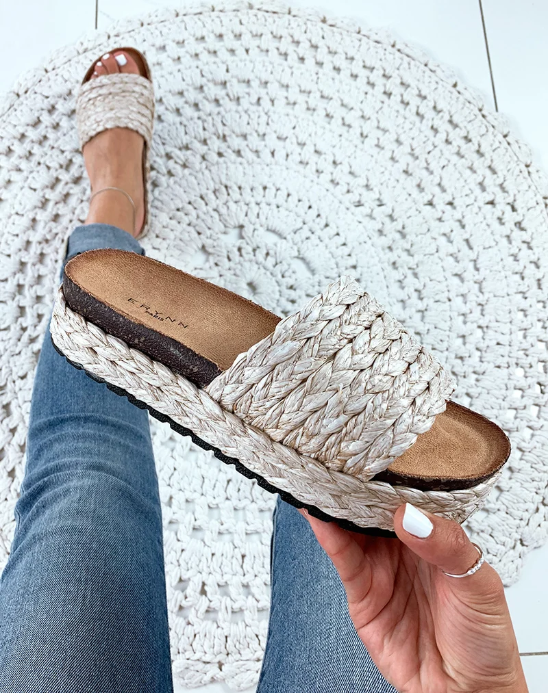 Mules à brides et à plateformes en osier tressés beiges