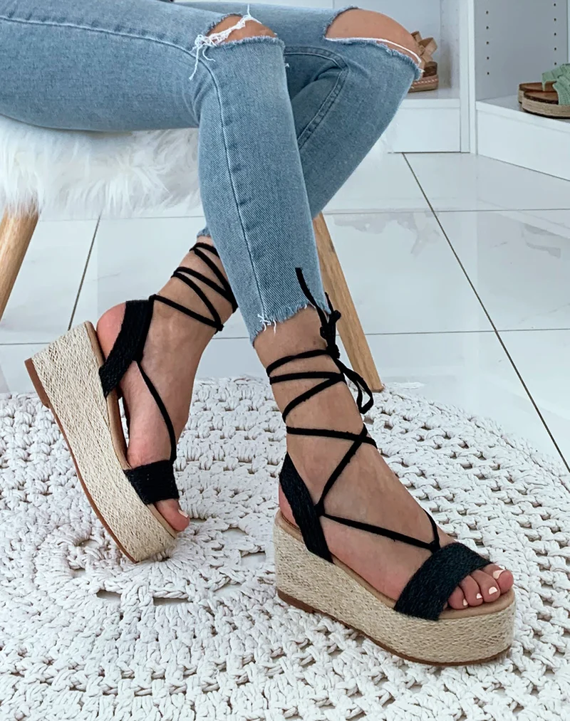 Sandales en osier noires à talons compensées et à lacets