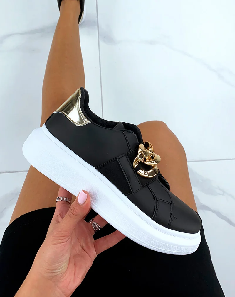 Baskets noires ornées d’une chaîne dorée