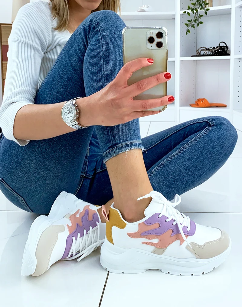Basket blanches à empiècements flammes rose violet jaune et taupe