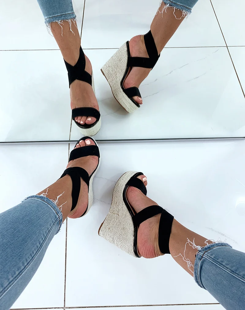 Sandales noires à talons compensés en osier