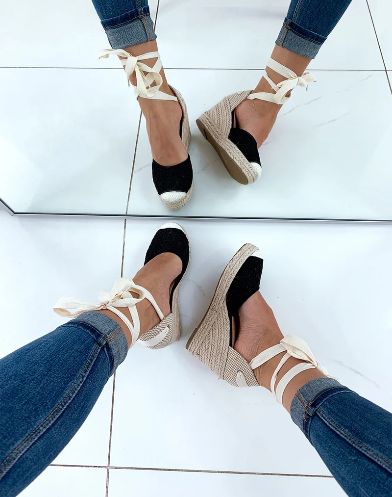 Espadrilles à talons compensés en dentelle noire à lacets