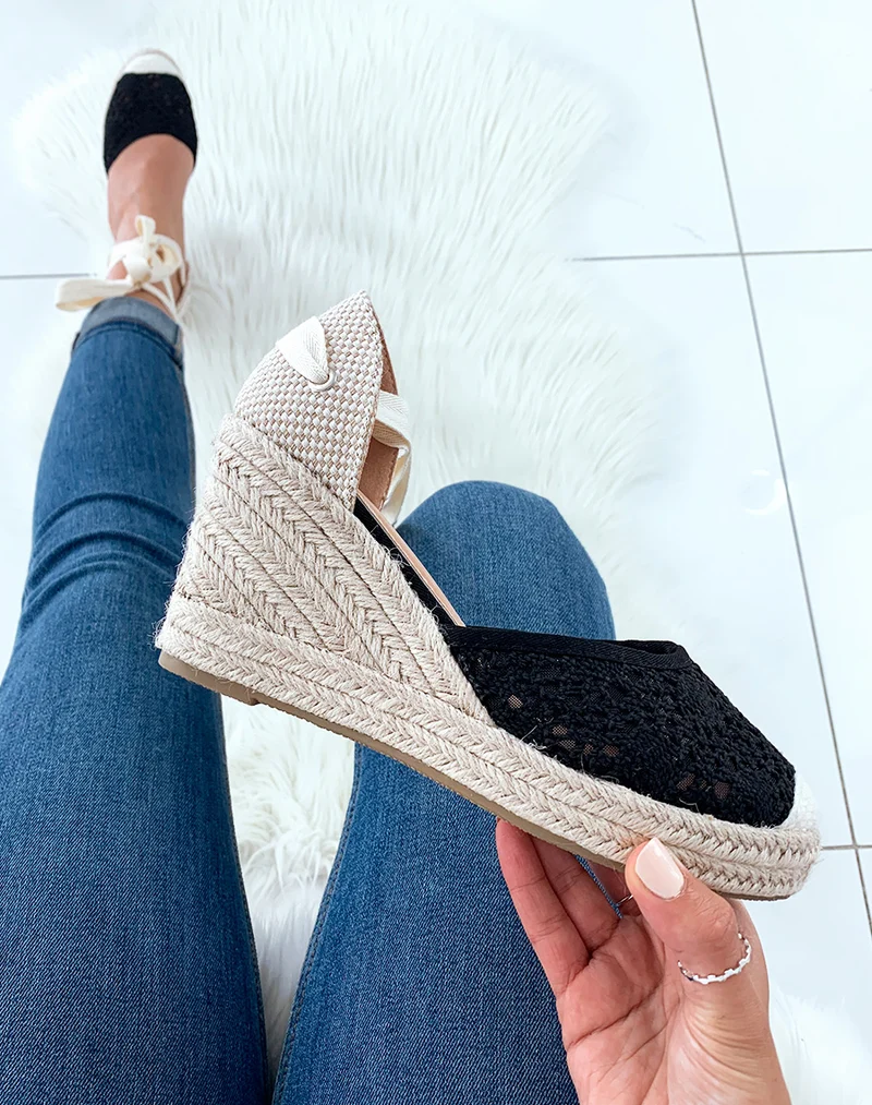 Espadrilles à talons compensés en dentelle noire à lacets