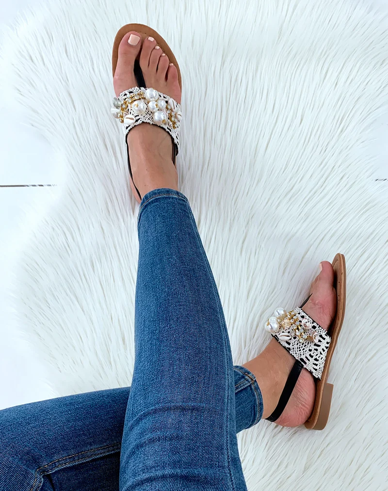 Nu-pieds noirs ornées de dentelle de perles et de strass