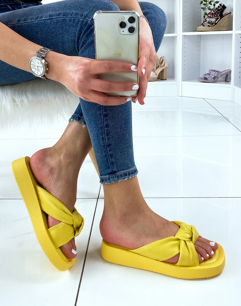 Nu-pieds jaunes à brides larges rembourrées