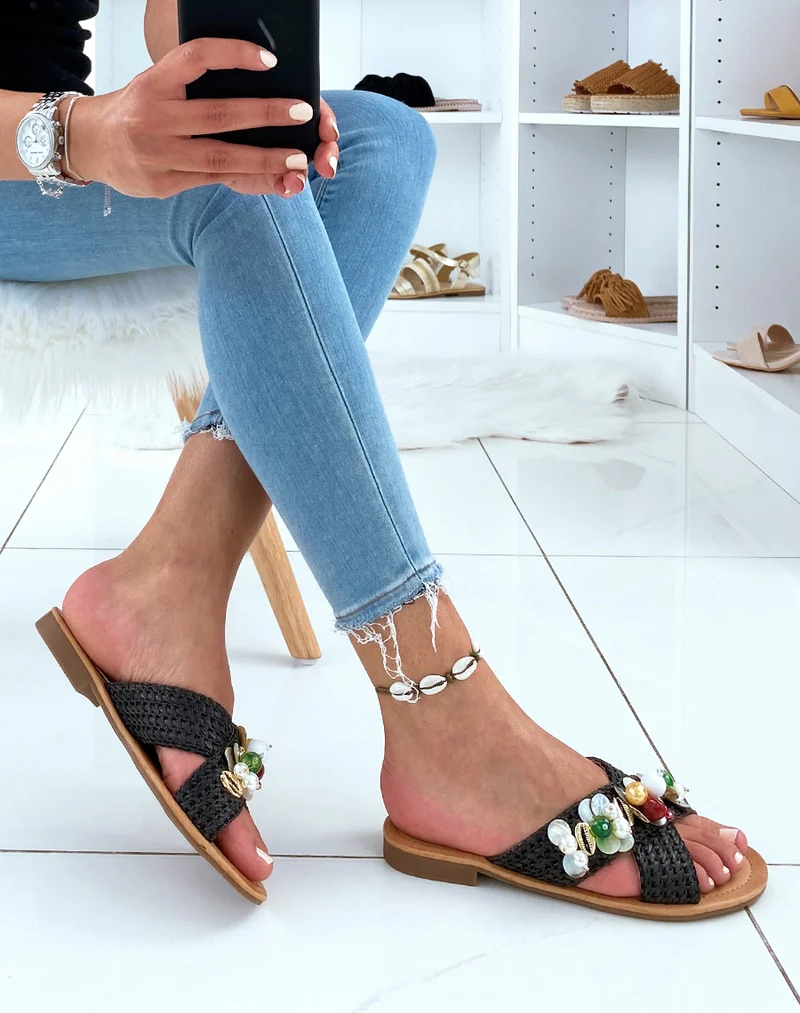 Mules noires à double brides entrecroisées ornées de bijoux