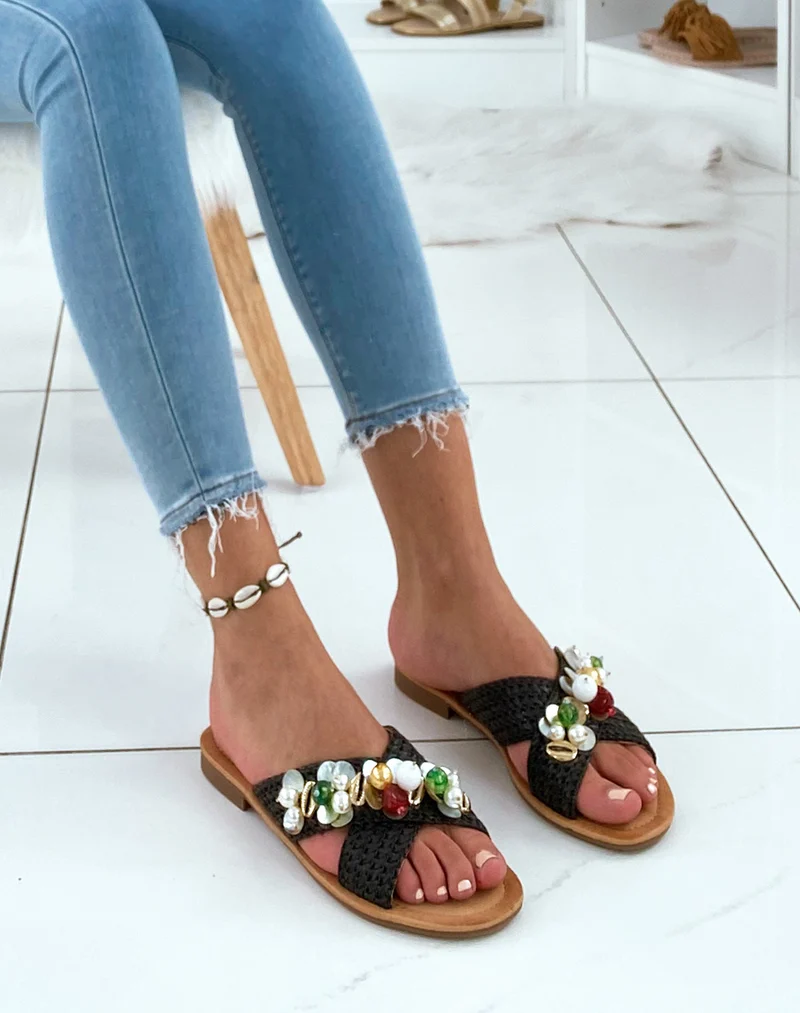 Mules noires à double brides entrecroisées ornées de bijoux