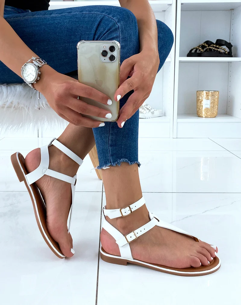 Nu-pieds blancs à double lanière et boucles dorées