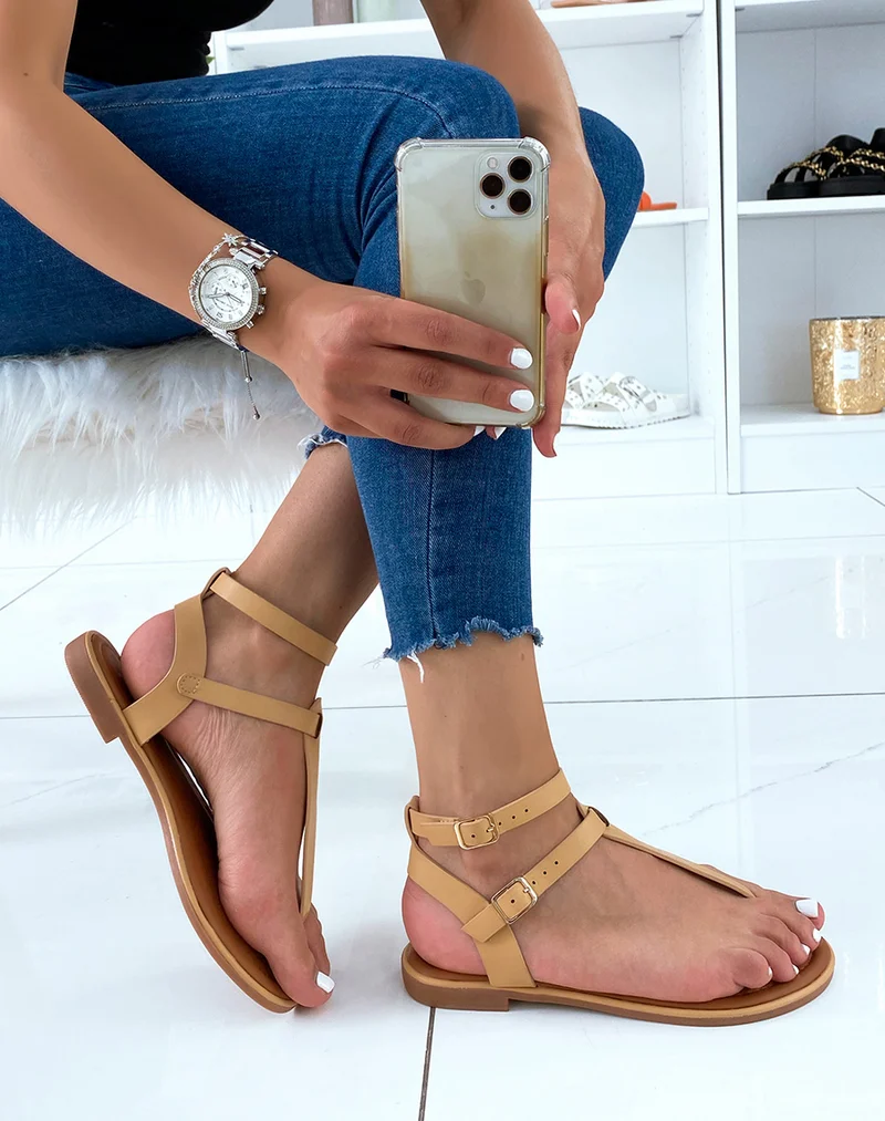 Nu-pieds beiges à double lanière et boucles dorées