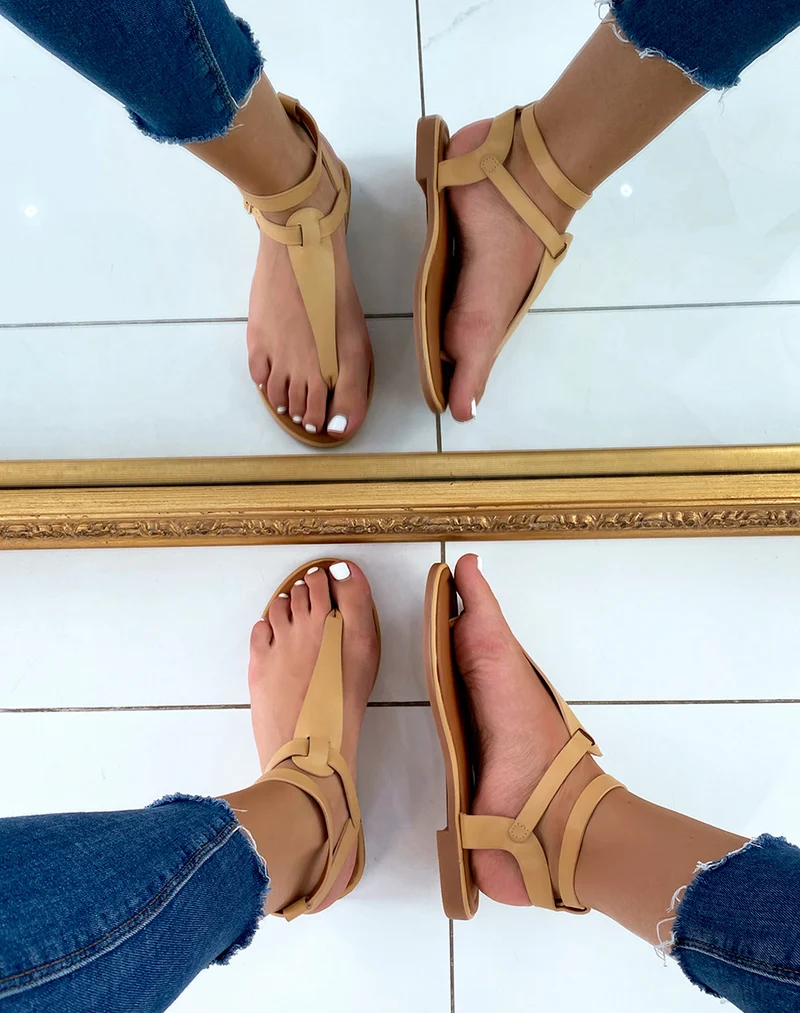 Nu-pieds beiges à double lanière et boucles dorées