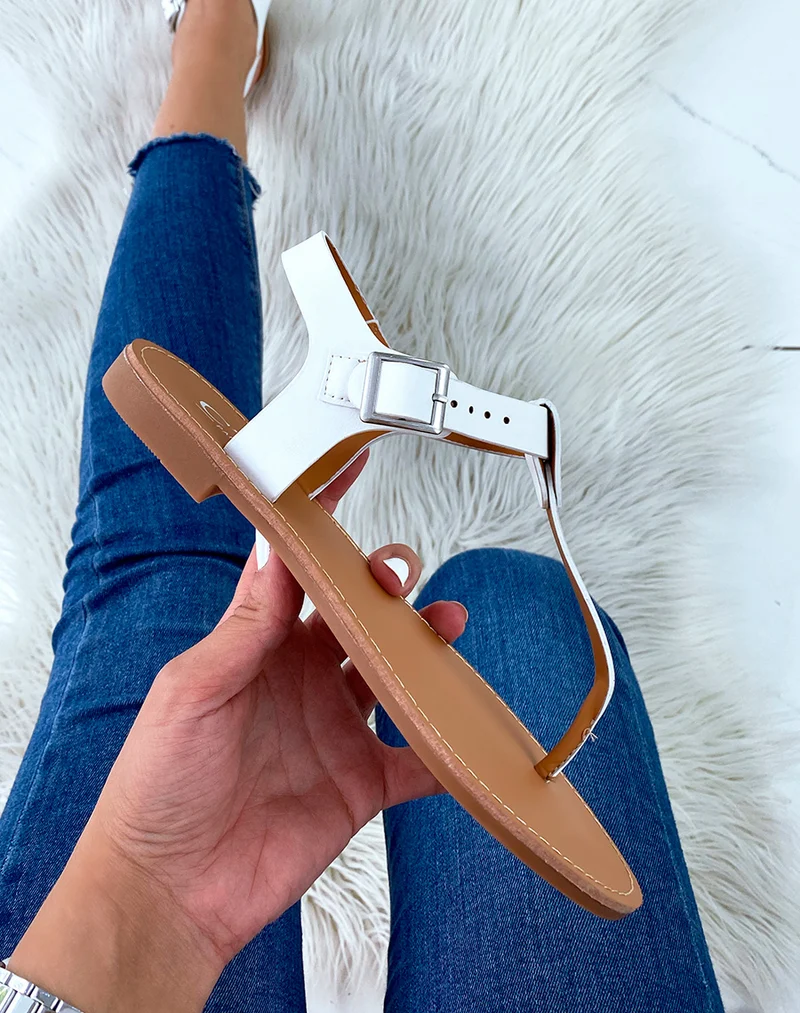Nu-pieds blancs à clou doré