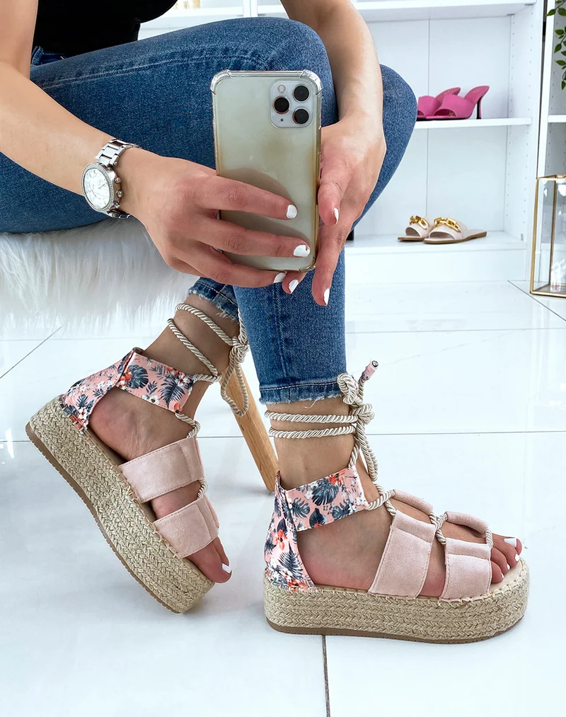 Compensées rose pale à lacet et semelle en toile de jute