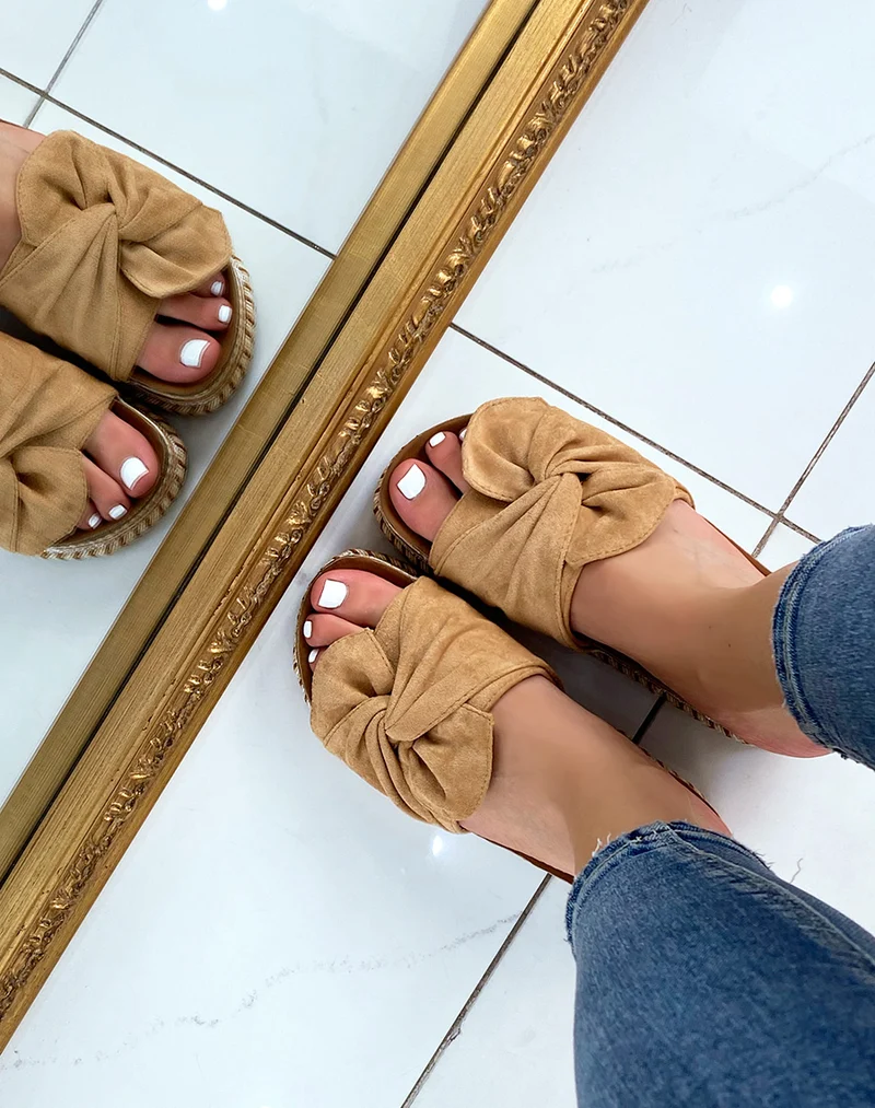 Mules à large bride en suédine camel et motif aztèque