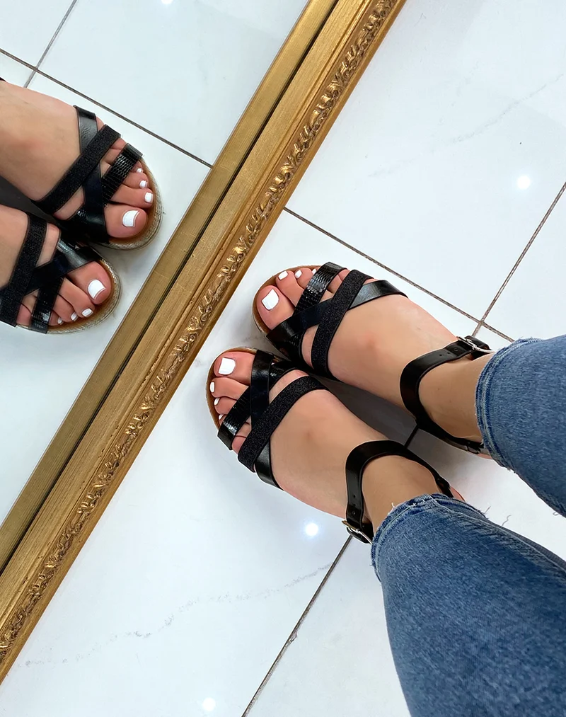 Nu-pieds noirs à brides entrecroisées