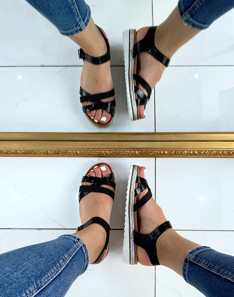 Nu-pieds noirs à brides entrecroisées