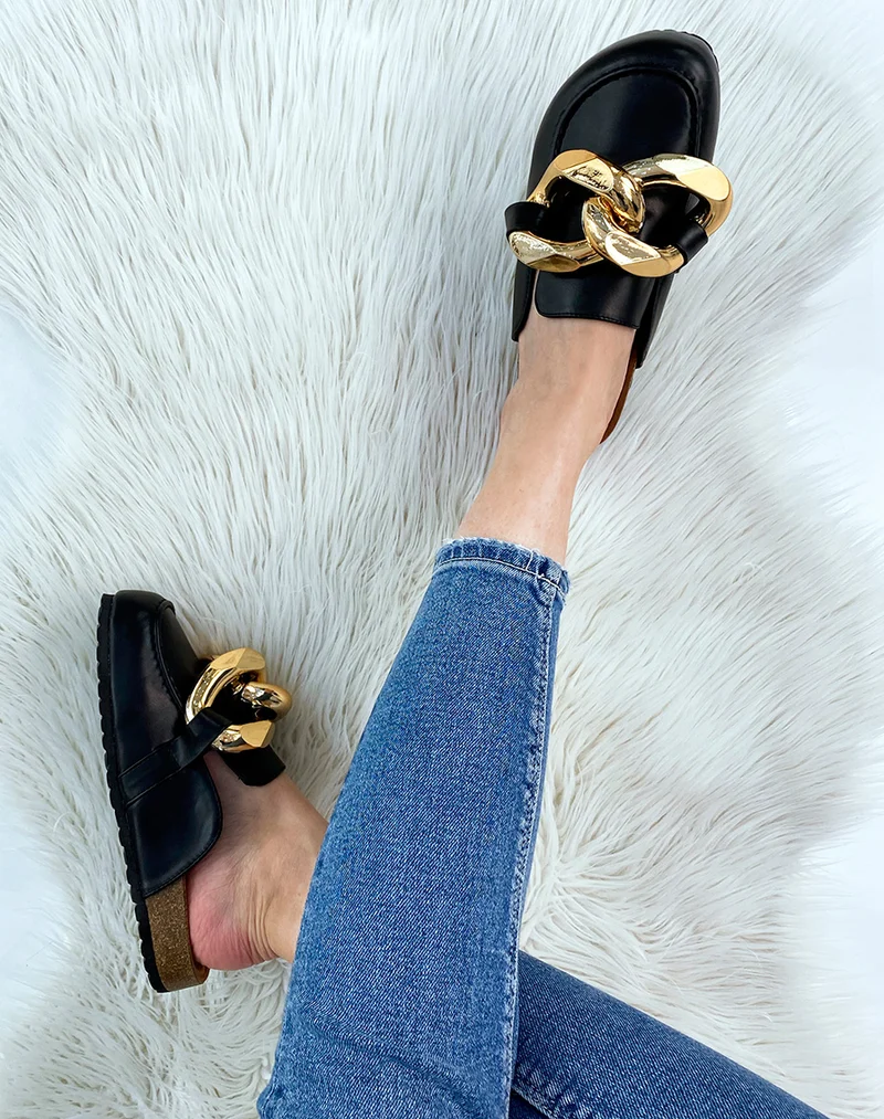 Mules style mocassin noir à grosse chaîne dorée