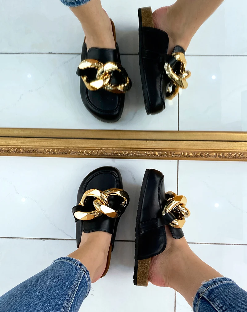 Mules style mocassin noir à grosse chaîne dorée