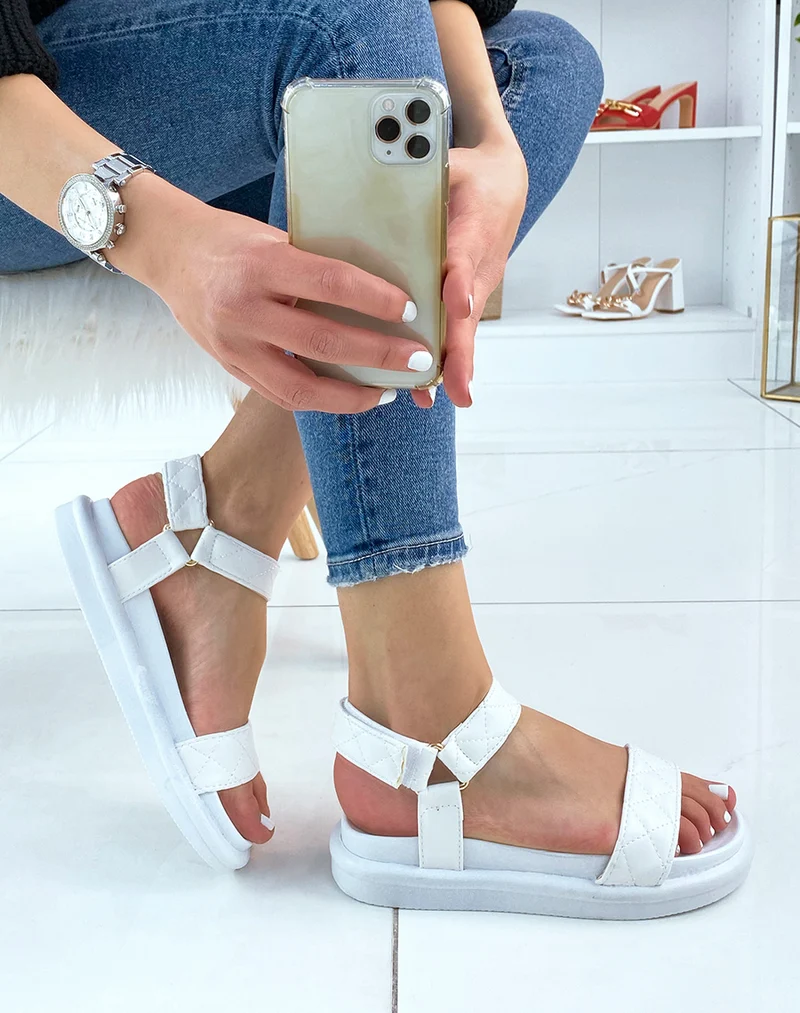 Sandales blanches à doubles brides matelassées