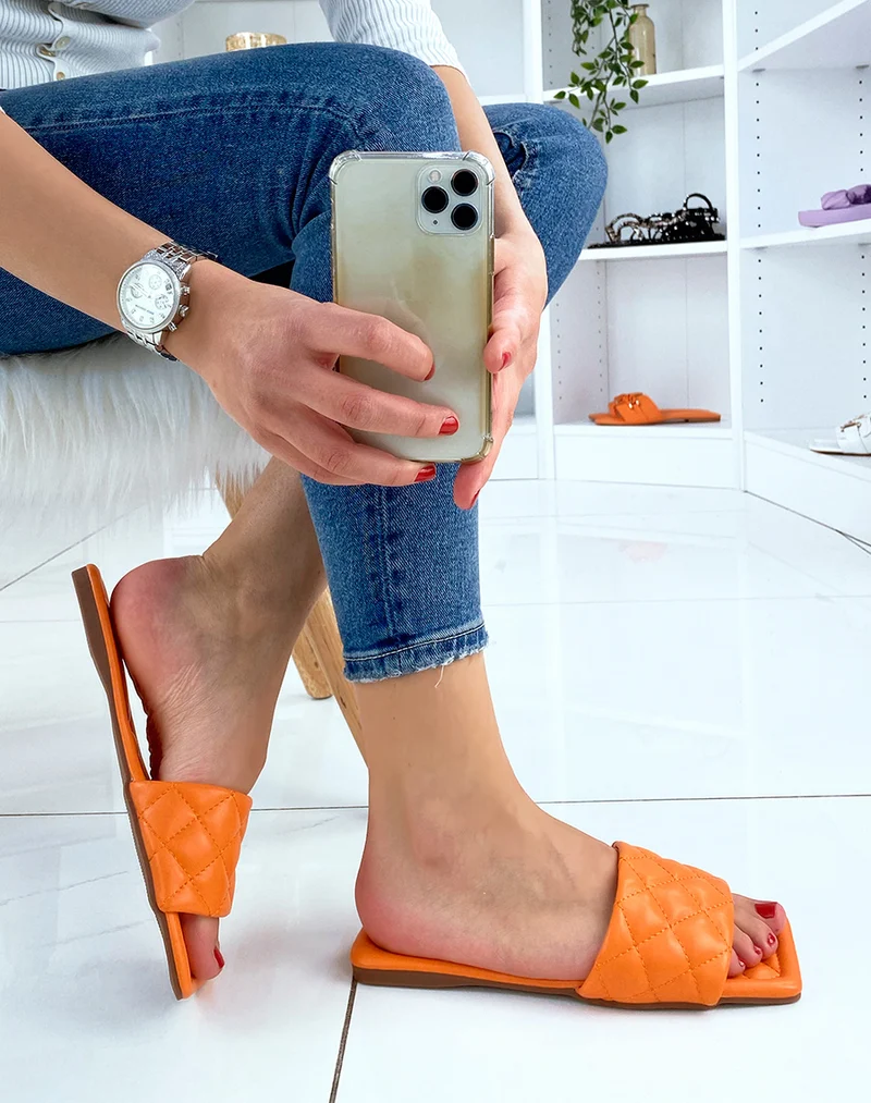 Mules plates orange matelassées