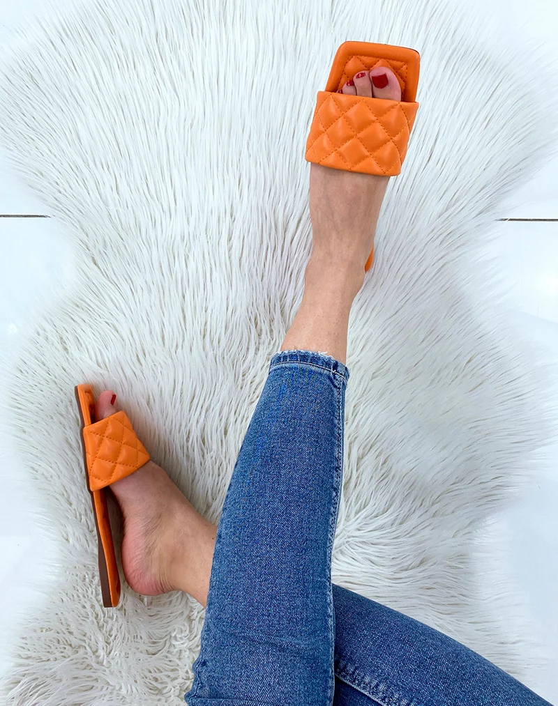Mules plates orange matelassées