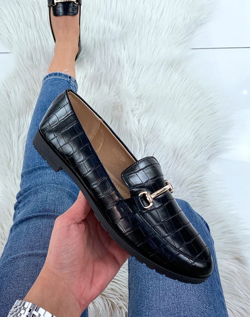 Mocassins noires effet croco à détail doré