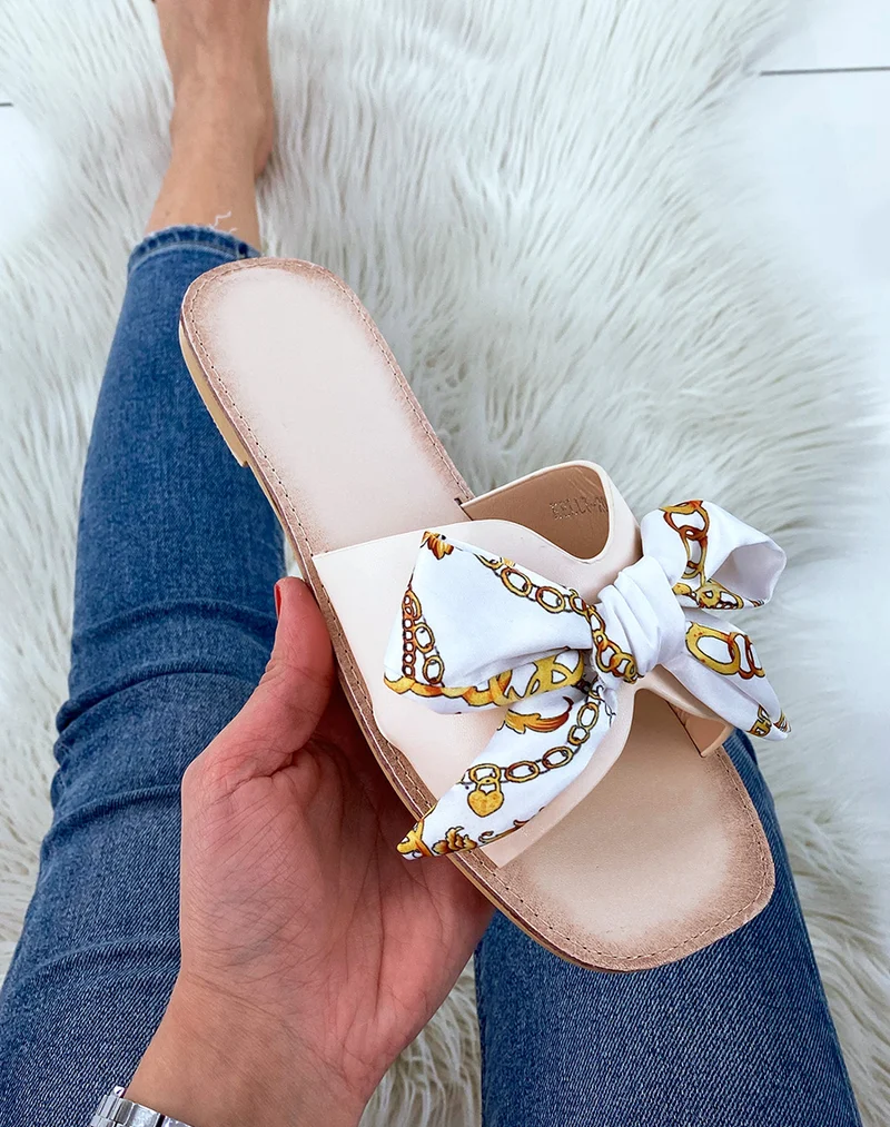 Mules plates beiges à petit foulard noué