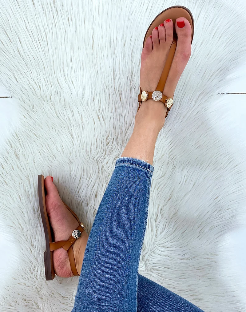 Nu-pieds à entredoigt camel à détail doré