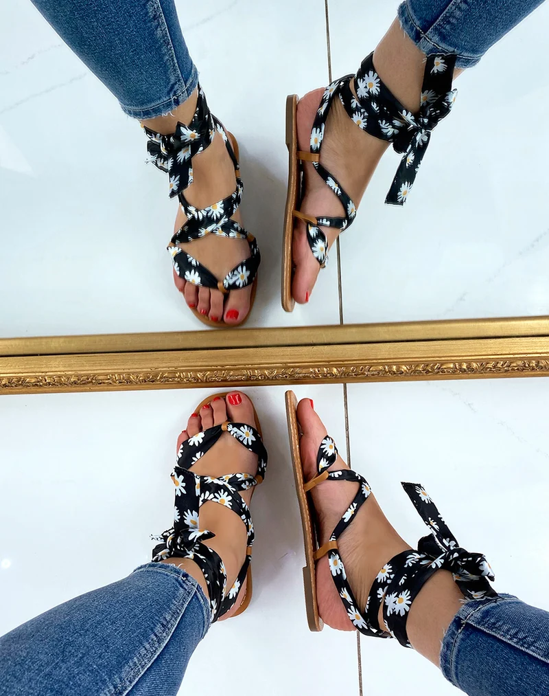 Nu-pieds noirs à ruban et motif fleuri