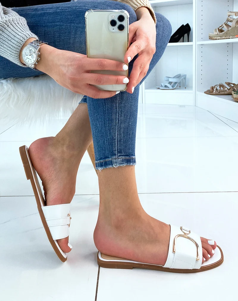 Mules blanches à détail doré