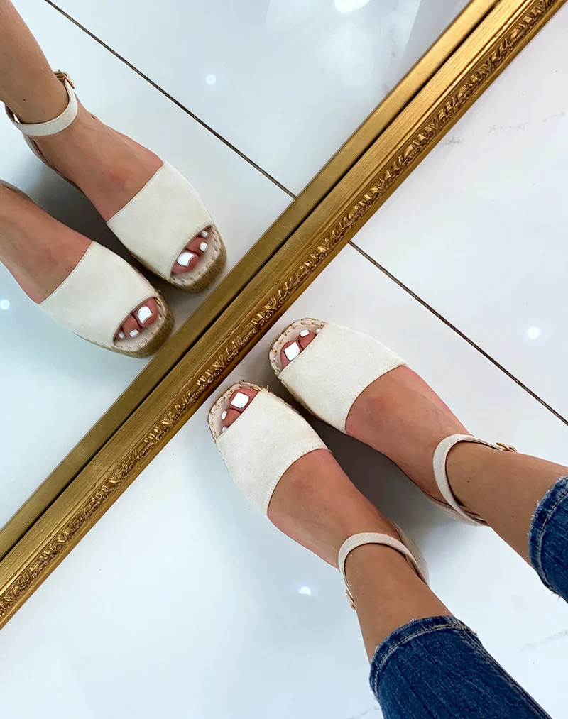 Espadrilles beiges à bout ouvert et talon compensé