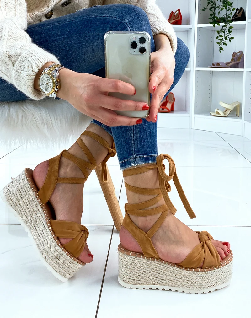 Sandales compensées en suédine camel à lacets