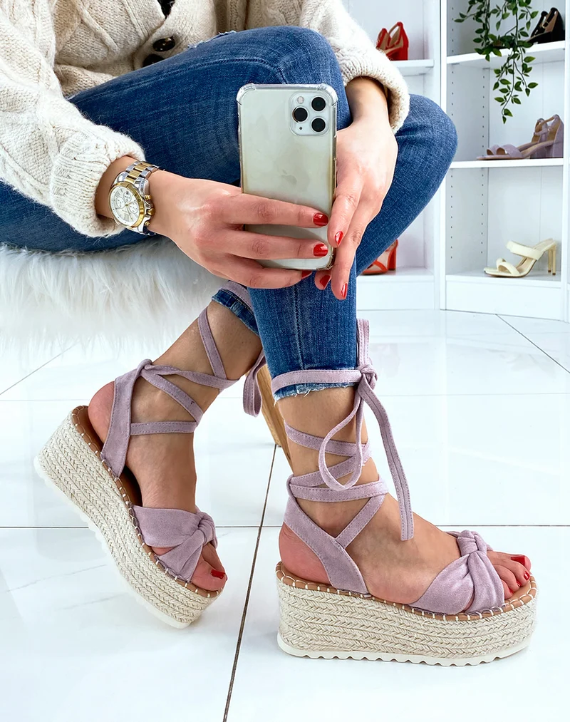 Sandales compensées en suédine violet pastel à lacets