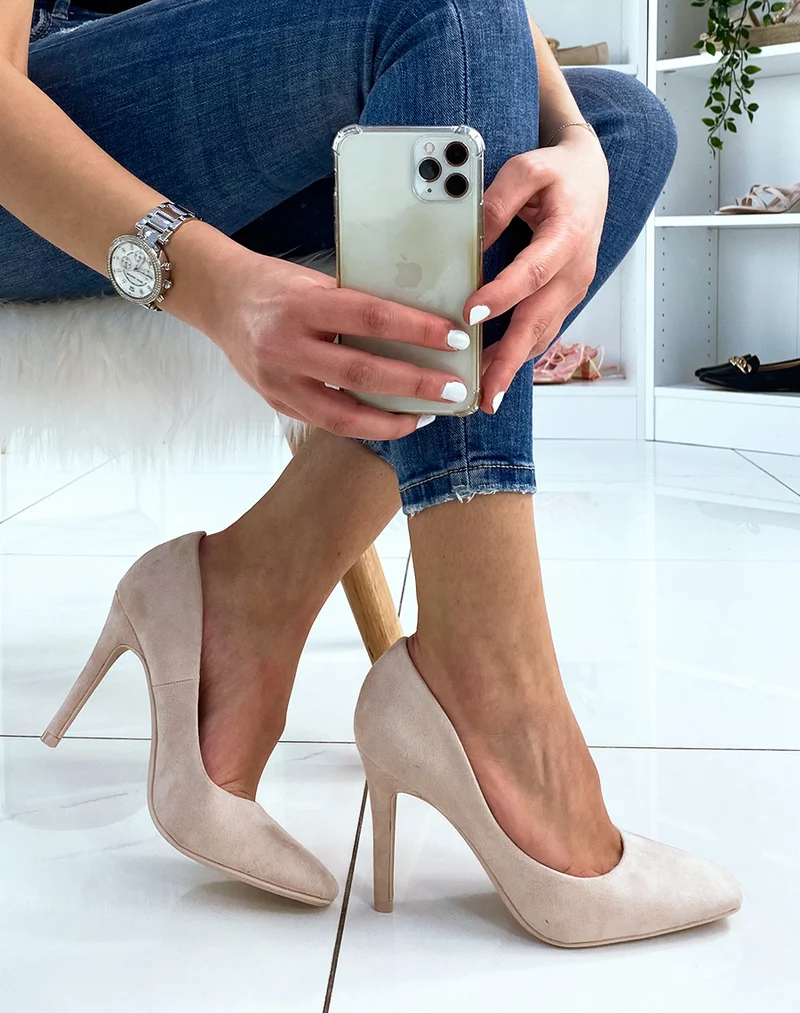 Escarpin à talon beige en suédine à bout carré