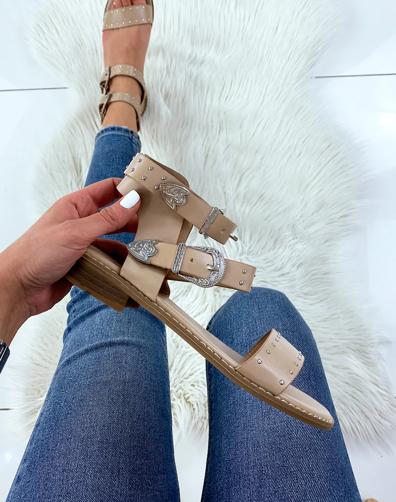 Nu-pieds beiges à détails cloutés
